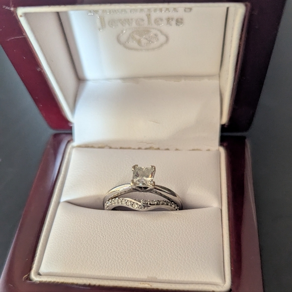 Elegant Solitaire Diamond Ring With Wedding Band - Picture 7 of 10